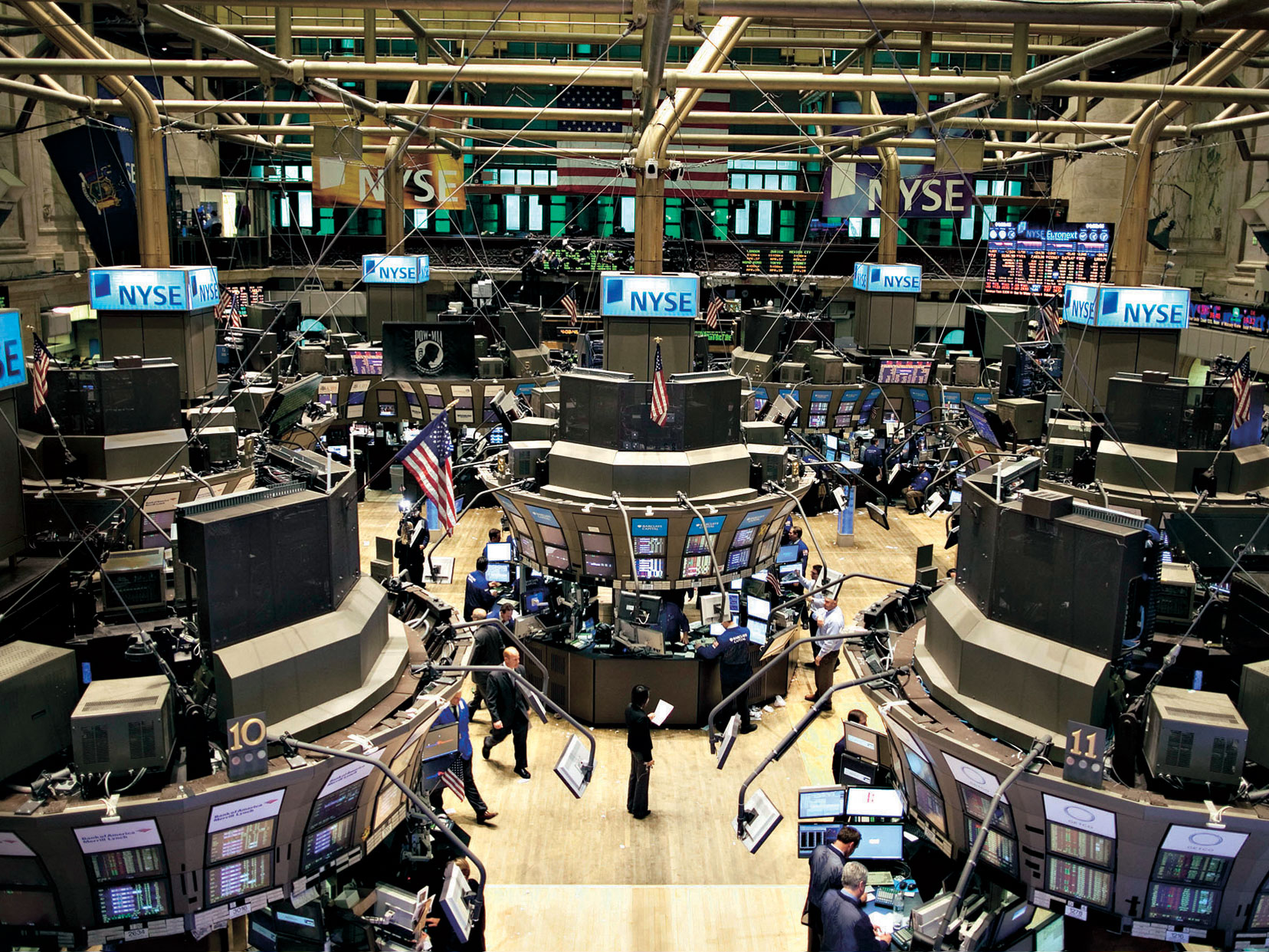 Американская рыночная экономика. Фондовая биржа США Уолл стрит. Фондовый рынок биржа США вал стрит. Нью Йоркская биржа здание. Нью-Йоркская фондовая биржа (New York stock Exchange -- NYSE).