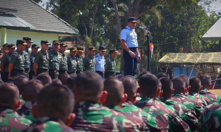 Panglima TNI Serahkan Bantuan Uang dan Mamin Prajurit 