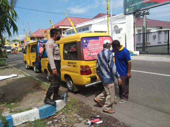 Polisi Pasang Stiker Wajib Bermasker di Kaca Angkutan Umum