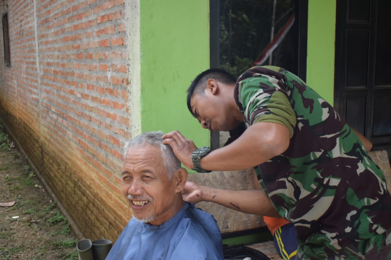 Satgas TMMD Ajarkan Siapa pun Agar Hormat kepada Orang Tua  