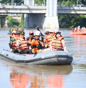 Kepala Pelaksana BPBD Kota Kediri, Indun Munawaroh, bersama relawan dan tamu undangan saat menyusuri Sungai Brantas.(FT/Budi Arya)