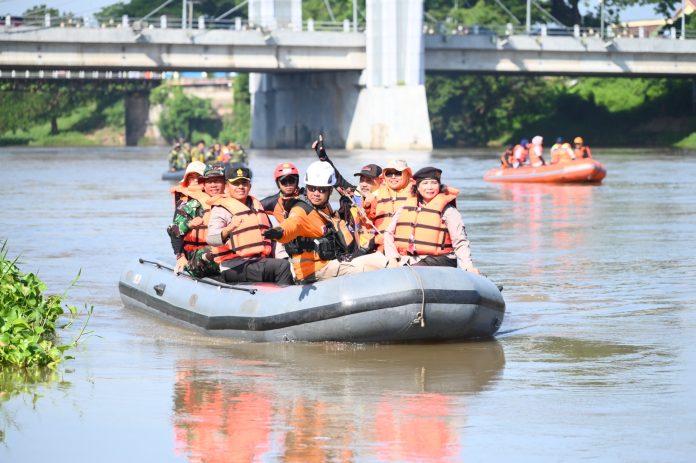 Kepala Pelaksana BPBD Kota Kediri, Indun Munawaroh, bersama relawan dan tamu undangan saat menyusuri Sungai Brantas.(FT/Budi Arya)