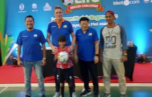 Tim Djarum Foundation dan pelatih serta sponsorship MilkLife Soccer Challenge Surabaya Series I 2024 siap menggelar kompetisi secara rutin. DITA/ist