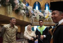 WISUDA: Dekan FIKK Unesa, Dwi Cahyo Kartiko (kanan) bersama Rachmat Irianto dan Bejo Sugiantoro usai mengikuti Wisuda Unesa ke-110 di Graha Unesa, Kampus Lidah Wetan Surabaya, Kamis (11/7/2024).