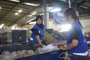 Aktivitas pekerja  memilah sampah botol plastik PET grade A sebelum masuk mesin press untuk didaur ulang kembali menjadi botol PET food grade. DUTA/ist
