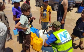 LAZIS Nurul Falah yang turut berperan aktif dalam menyalurkan bantuan air minum kepada para pengungsi yang sangat membutuhkan pada Jumat 2 Agustus 2024.