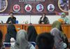 Kepala Sekolah SMAN 1 Rangkasbitung, Dra Hj Ucu Lena Murtadewi MSi (tengah) saat menyampaikan sambutan dalam pembukaan kegiatan Pelatihan Menulis dan Jurnalistik Majalah Digital Sekolah, Sabtu (10 /08/2024).