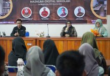 Kepala Sekolah SMAN 1 Rangkasbitung, Dra Hj Ucu Lena Murtadewi MSi (tengah) saat menyampaikan sambutan dalam pembukaan kegiatan Pelatihan Menulis dan Jurnalistik Majalah Digital Sekolah, Sabtu (10 /08/2024).