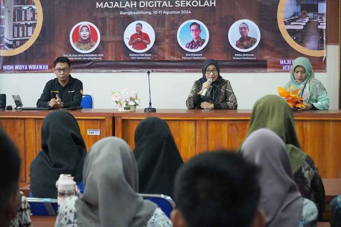 Kepala Sekolah SMAN 1 Rangkasbitung, Dra Hj Ucu Lena Murtadewi MSi (tengah) saat menyampaikan sambutan dalam pembukaan kegiatan Pelatihan Menulis dan Jurnalistik Majalah Digital Sekolah, Sabtu (10 /08/2024).