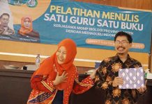 Prof. Dr. Yudi Juniardi (kanan) bertemu kembali dengan guru Biologinya, Ida Nurul Kifayati.