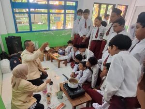 Acara  kegiatan Pengabdian Masyarakat ENIMAS FKH UWKS Mengenal Lalat Pengganggu dan Pengendalian Sederhana pada siswa SD. DUTA/ist