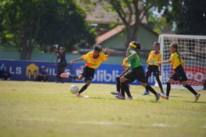 Aksi Locita Waranggani Olah Nismara punggawa tim KU 10 SDN Pacarkeling
V-186 A di laga pamungkas MilkLife Soccer Challenge - Surabaya Series 2 2024. Locita mampu mempertahankan gelar Top Scorer KU 10 dengan total 37 gol.